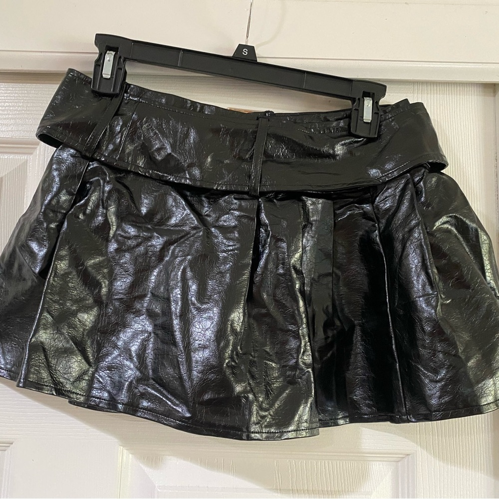 Reclaimed Vintage‎ Black Faux Leather Mini Skirt Size 4 - Picture 4 of 7